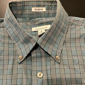 Men’s Short Sleeve Dress Shirt.  Van Heusen. No Iron.  Size M 15-15-1/2.